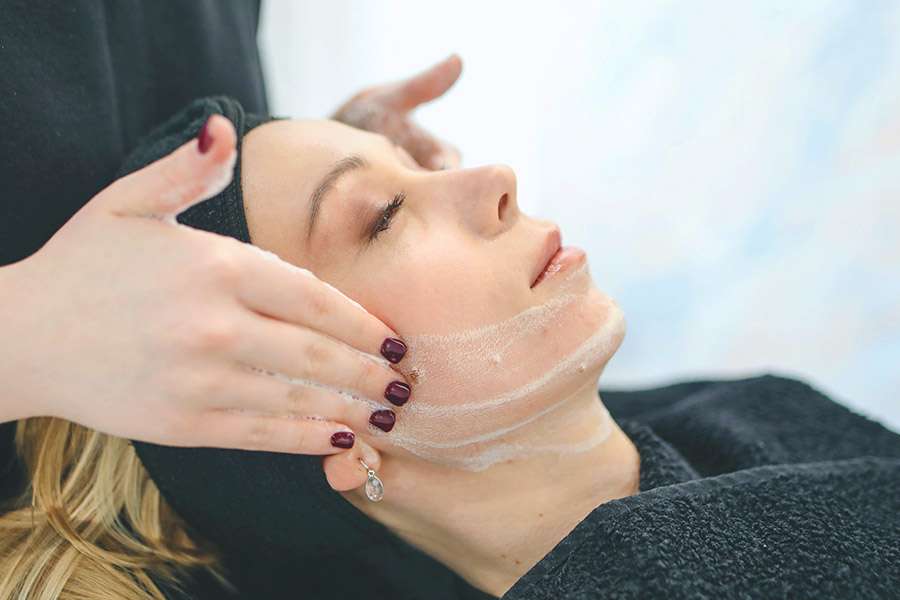 woman receiving a needlesless mesotheraphy