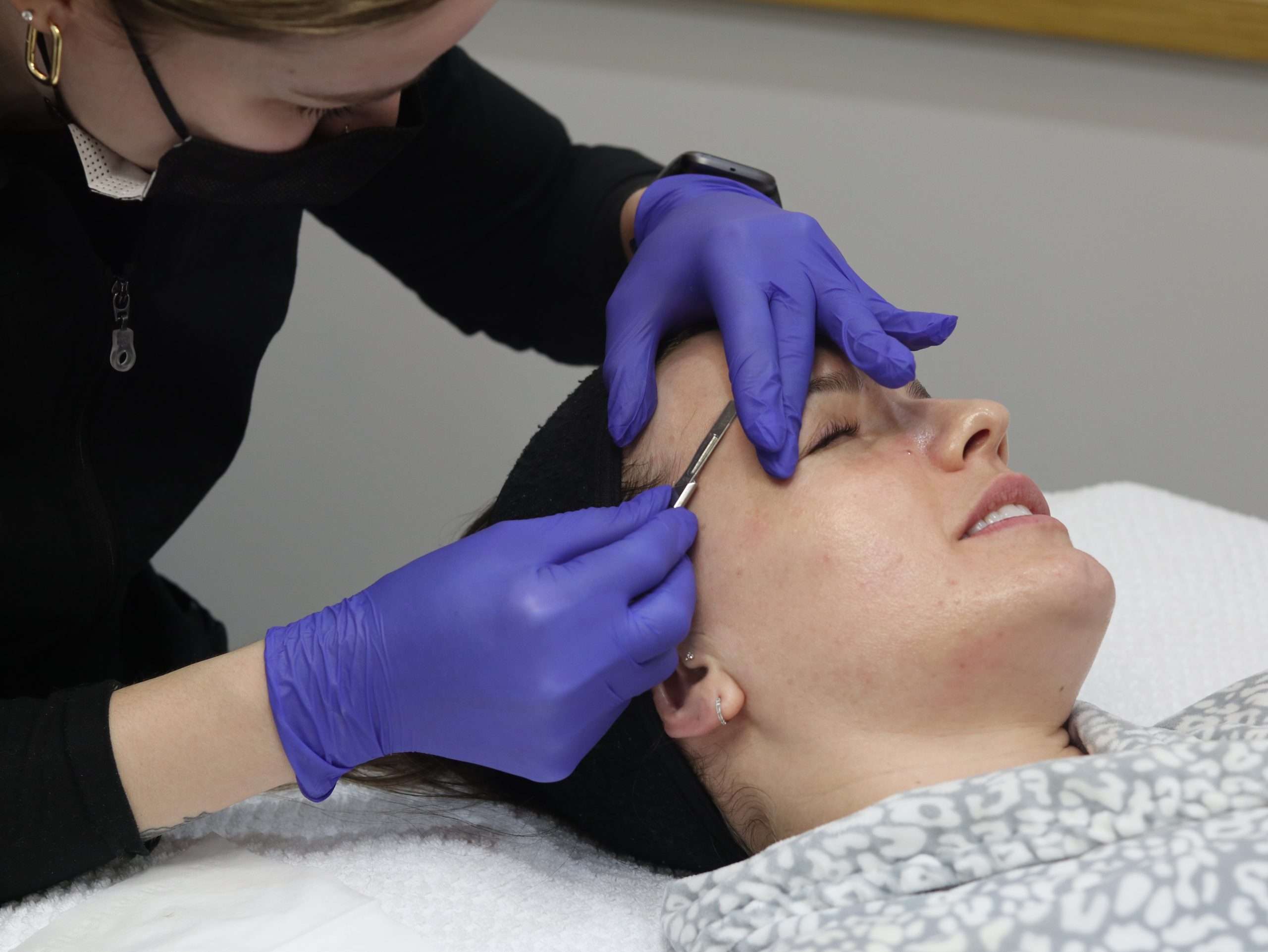 dermaplaning facial on client