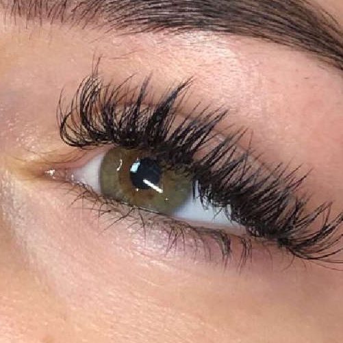 Lash extension and brow service on a model