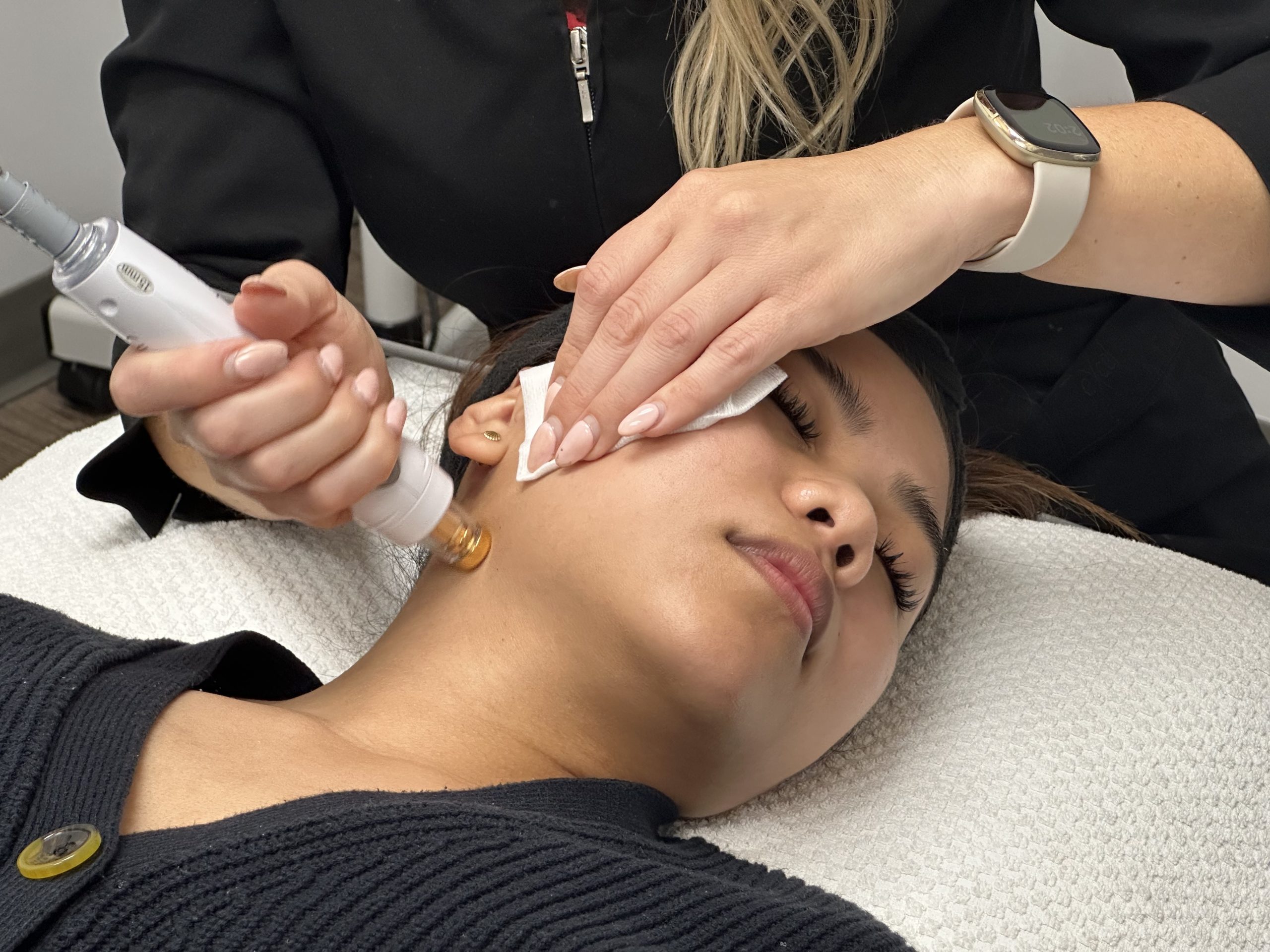 client getting a tempsure skin tightening neck treatment